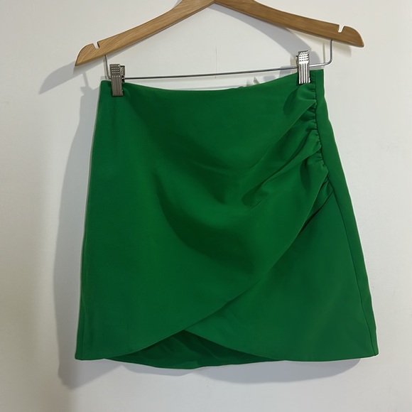 NWT ALICE AND OLIVIA RUCHED GREEN MINI SKIRT SIZE 6 - Picture 2 of 5